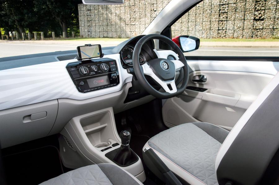Интерьер Volkswagen up! beats 5-Door 2016 года  (UK) (фото 11 из 23)